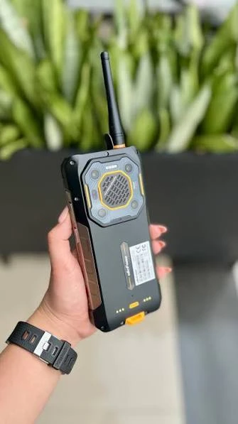 Parte trasera del Ulefone Armor 26 Ultra Walkie-Talkie con antena