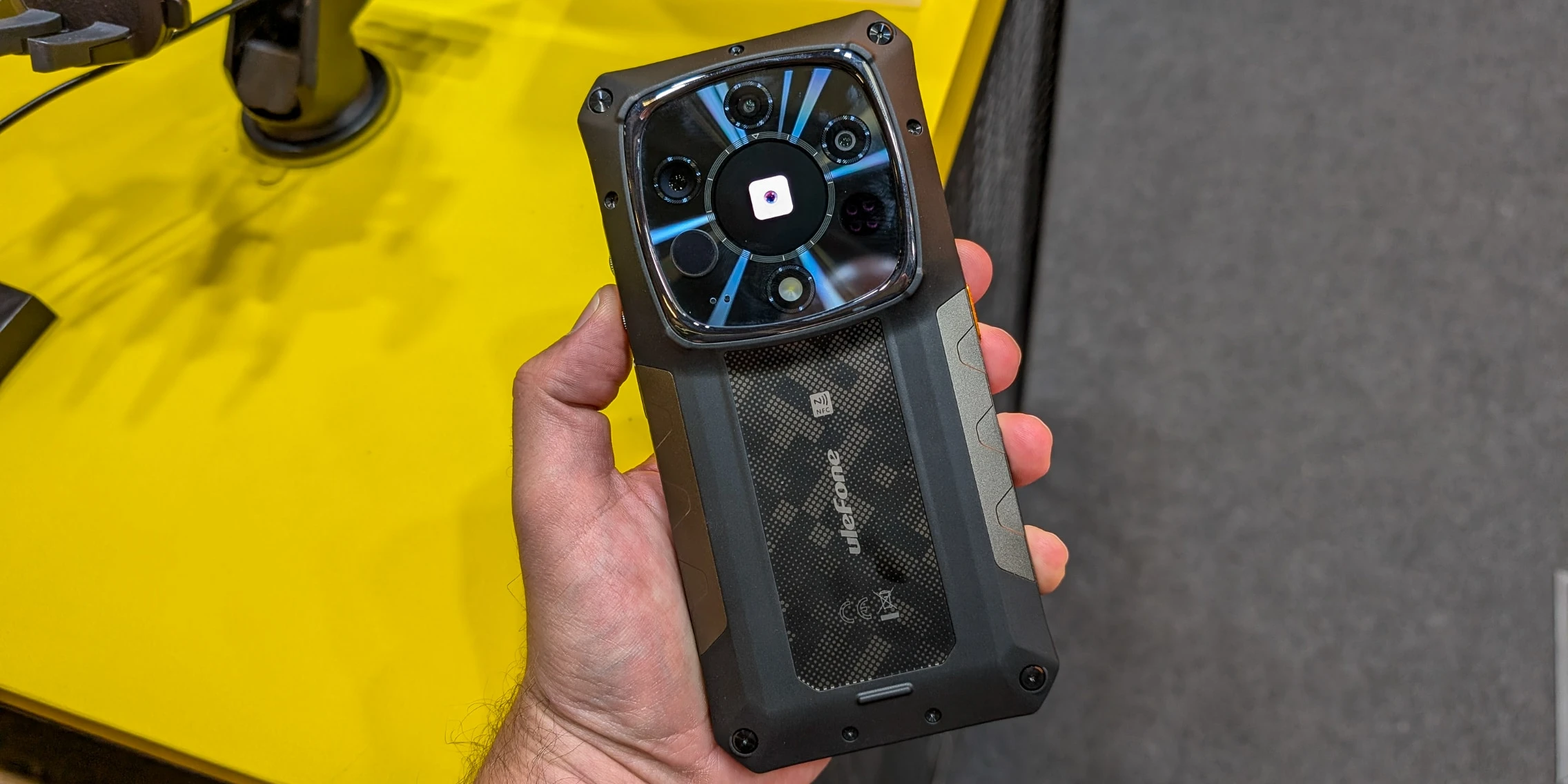 Ulefone Armor 28 Ultra mostrando su diseño y pantalla